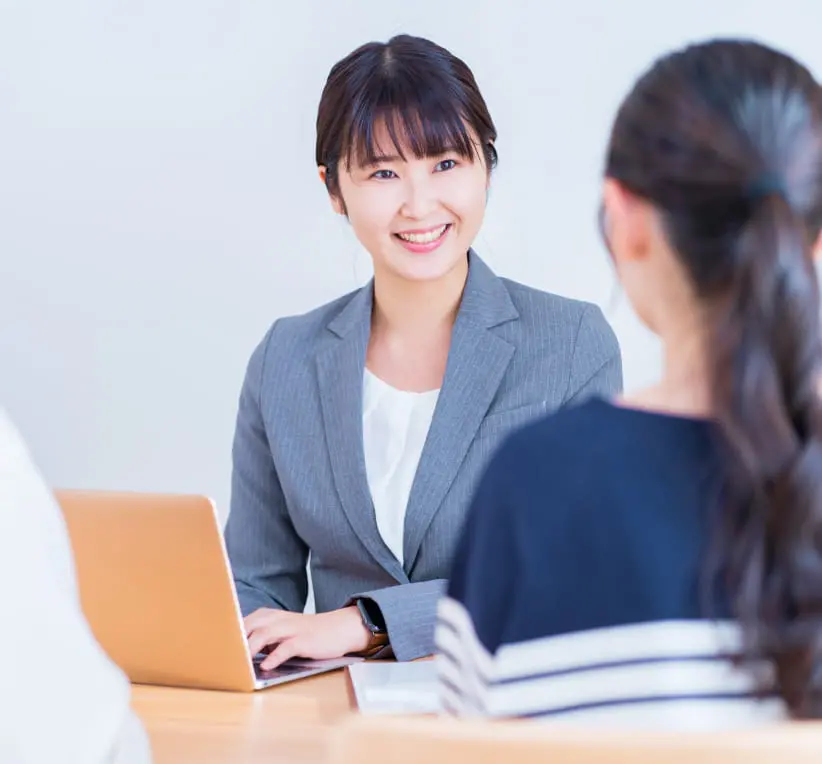 拳を高く上げて笑顔な男性と女性