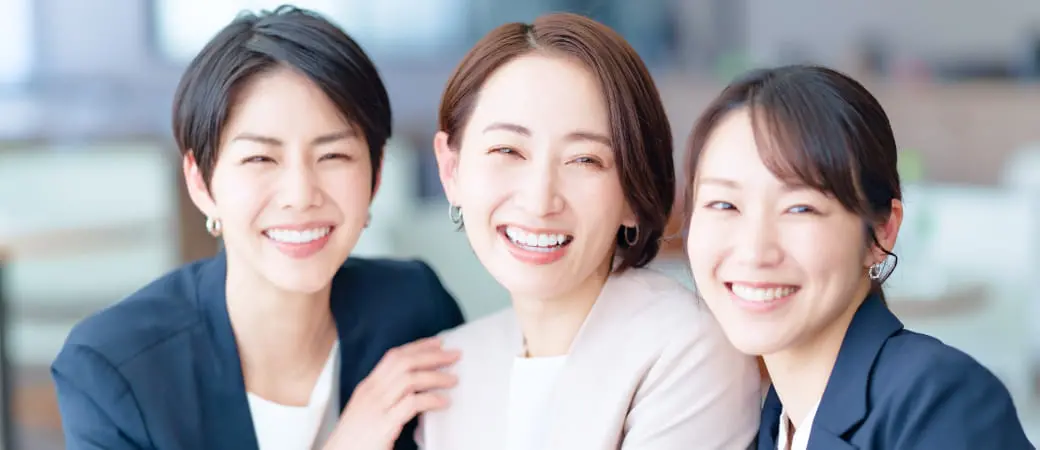 笑顔の女性スタッフ3名の集合写真